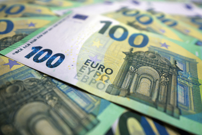 2025-06-12T155735Z_1749743853_DPAF250612X99X142942_RTRFIPP_4_CURRENCY-FINANCES-STATE-EURO-EUROPE-BANKNOTES-EXPENDITURE-BANKNOTE-CAS-scaled-1-2048x1366