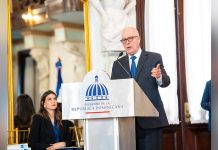 Luis Abinader pide oraciones para Roberto Santana en su lucha contra el cáncer
