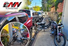 Vehículos ocupan aceras en Los Charamicos y obligan a peatones a caminar por la calle