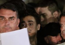 Flávio da marcha atrás y borra su autoproclamación como "presidente electo" en su carta desde EE.UU.