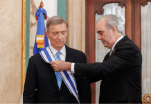 Abinader condecora al excanciller Roberto Álvarez por su trayectoria diplomática