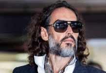La fiscalía tacha a Russell Brand de "depredador sexual despiadado" al arrancar el juicio