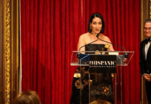 Raquel Arbaje recibe reconocimiento internacional en honor al legado de Óscar de la Renta